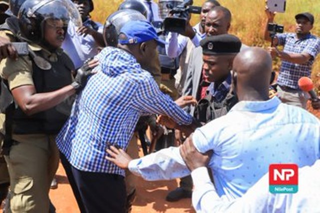Col Dr Kizza Besigye azzeemu okwekalakaasa nga atambuza ebigere lwa bbeeyi y’ebintu